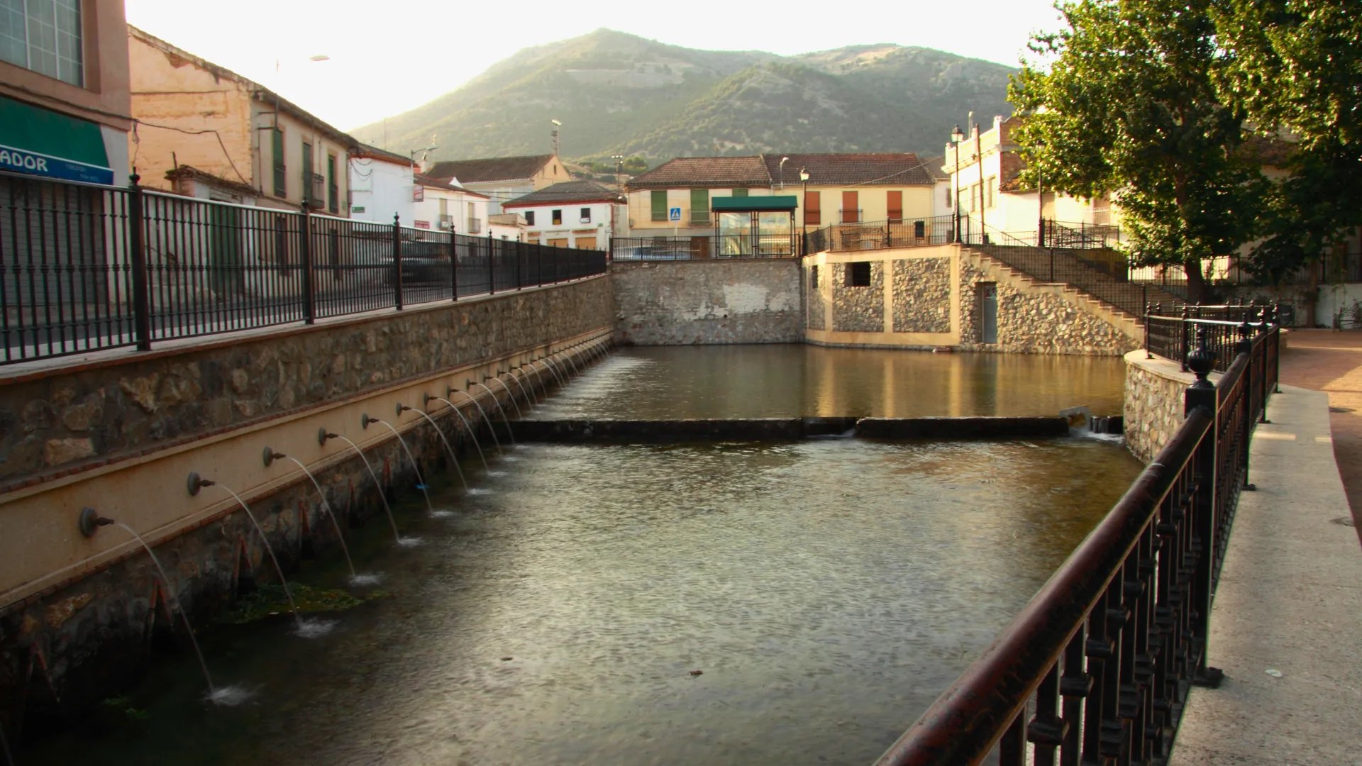 Los lavaderos de Íllora con la sierra al fondo