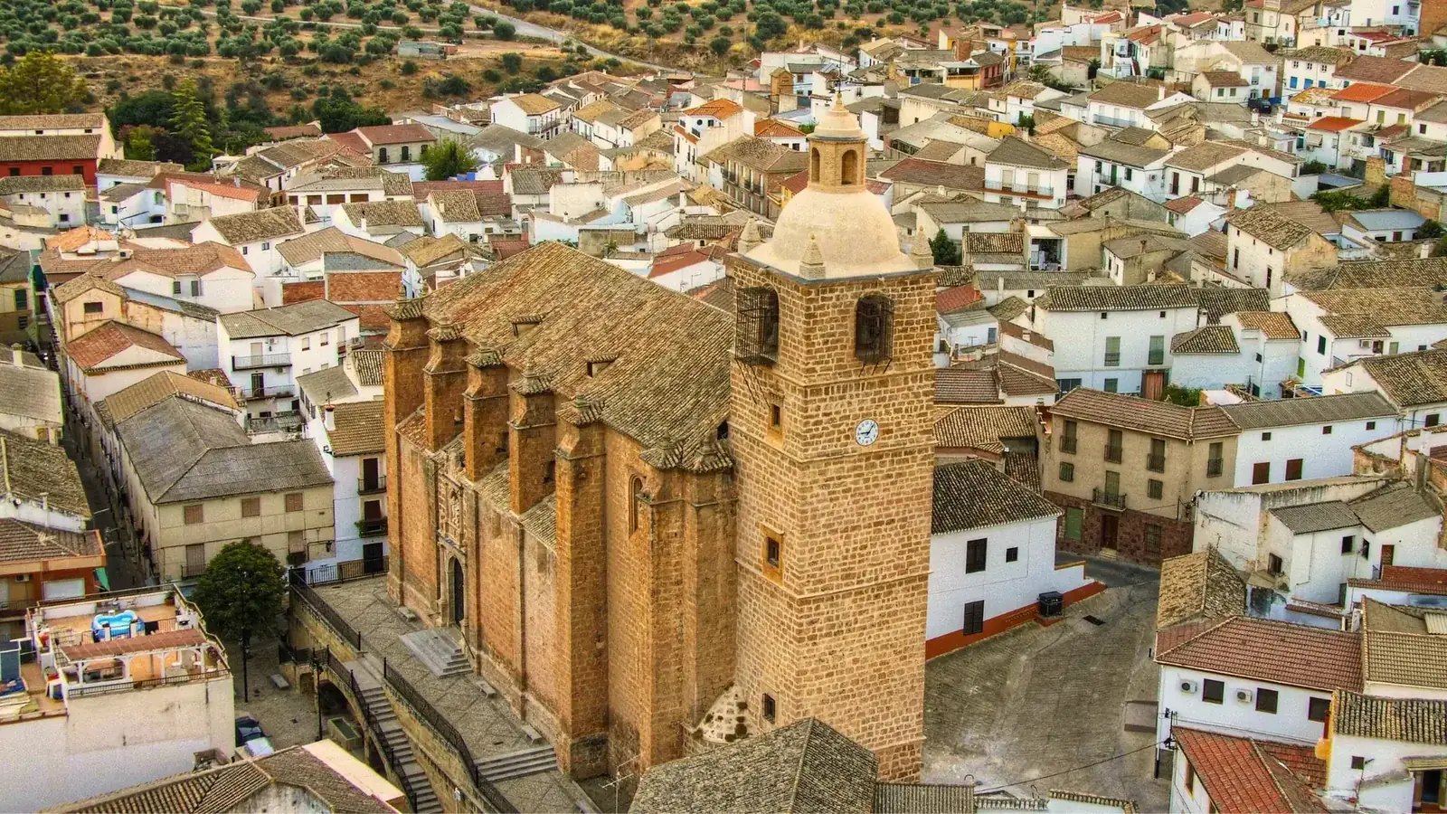 Íllora y la iglesia de la Encarnación desde el aire
